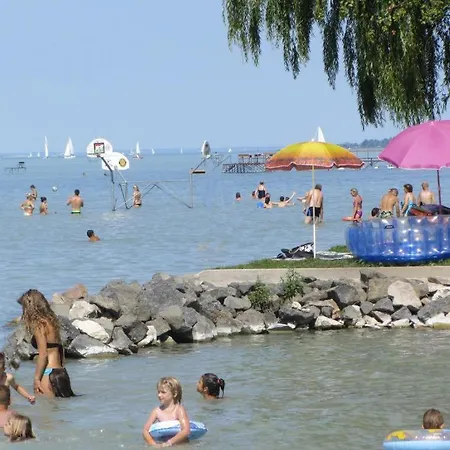 Grosses Ferienhaus Plattensee Balaton - Nyaralo Haz 6 Szobaval, 5 Fuerdoszobaval, 3000 Nm * Szolad