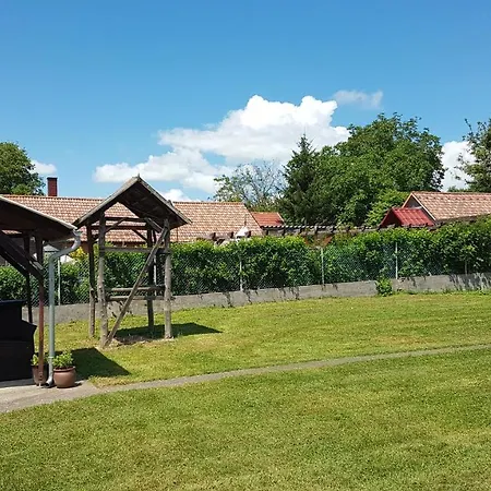 Grosses Ferienhaus Plattensee Balaton - Nyaralo Haz 6 Szobaval, 5 Fuerdoszobaval, 3000 Nm * Szolad