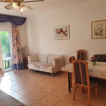 Apartment Grosses Ferienhaus Plattensee Balaton - Nyaralo Haz 6 Szobaval, 5 Fuerdoszobaval, 3000 Nm Szolad