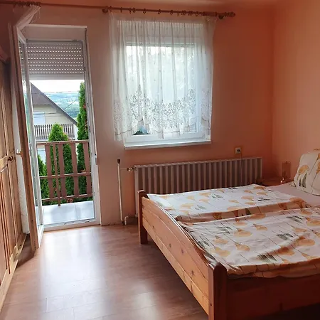 Grosses Ferienhaus Plattensee Balaton - Nyaralo Haz 6 Szobaval, 5 Fuerdoszobaval, 3000 Nm アパート