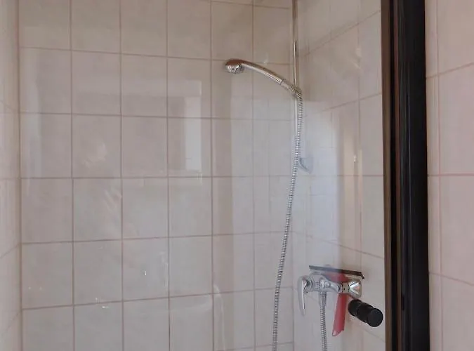 Apartment Grosses Ferienhaus Plattensee Balaton - Nyaralo Haz 6 Szobaval, 5 Fuerdoszobaval, 3000 Nm